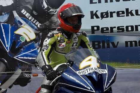 Robbin Harms på en af motorcyklerne